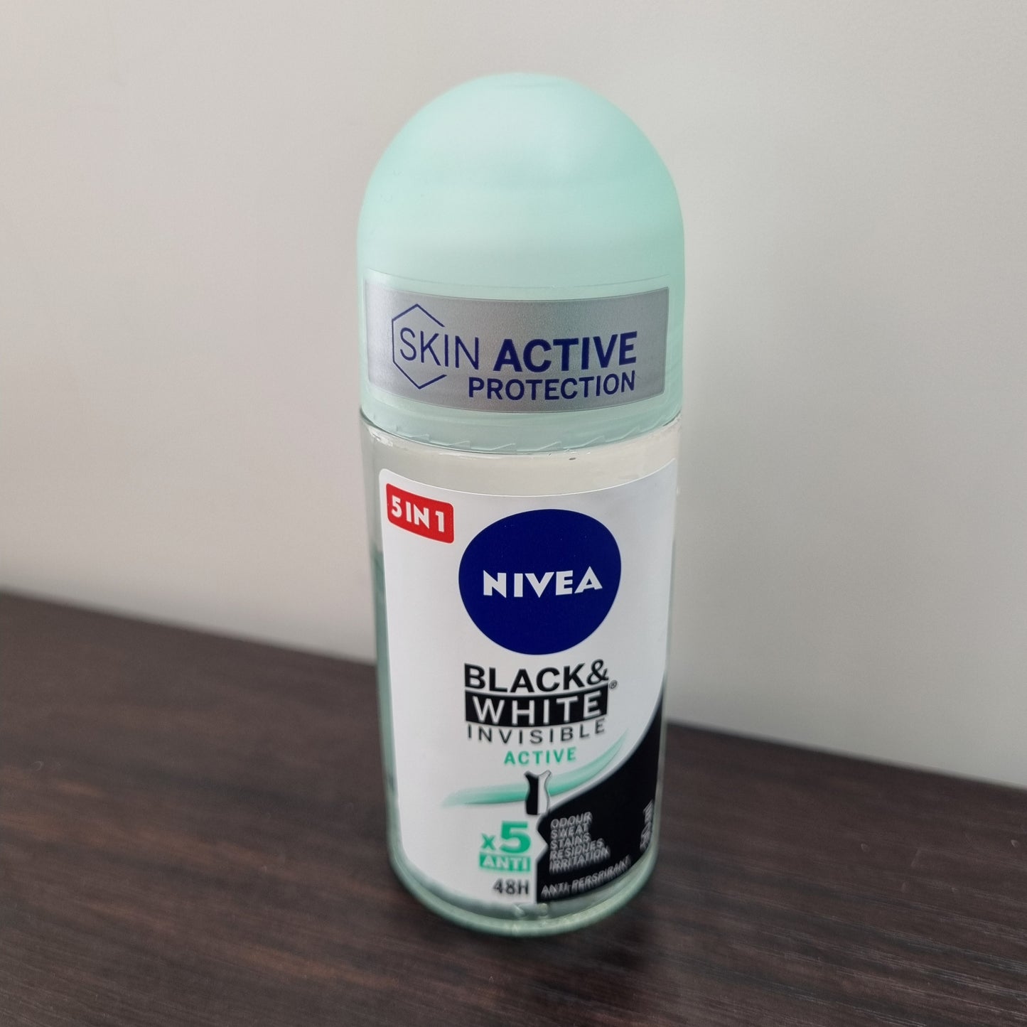 Nivea Roll-On Invisible Black & White 48h Mulher Active